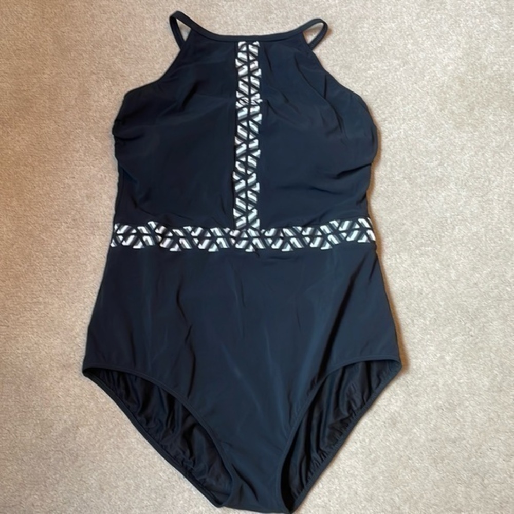 Profile by Gottex 16W black and white one piece with chest coverage